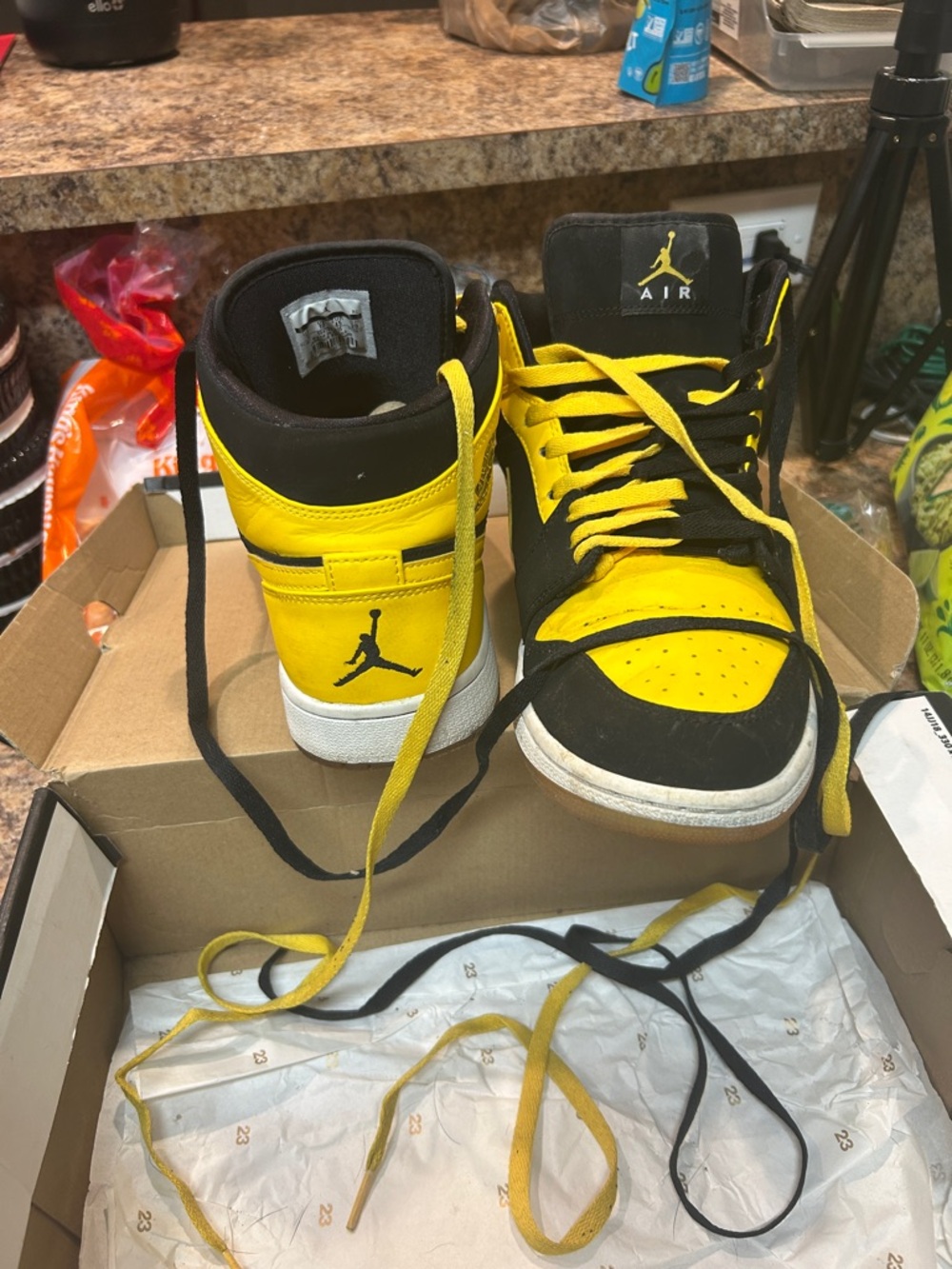 Nike Air Jordan 1 Mid - Black/Yellow - Picture 4 of 5
